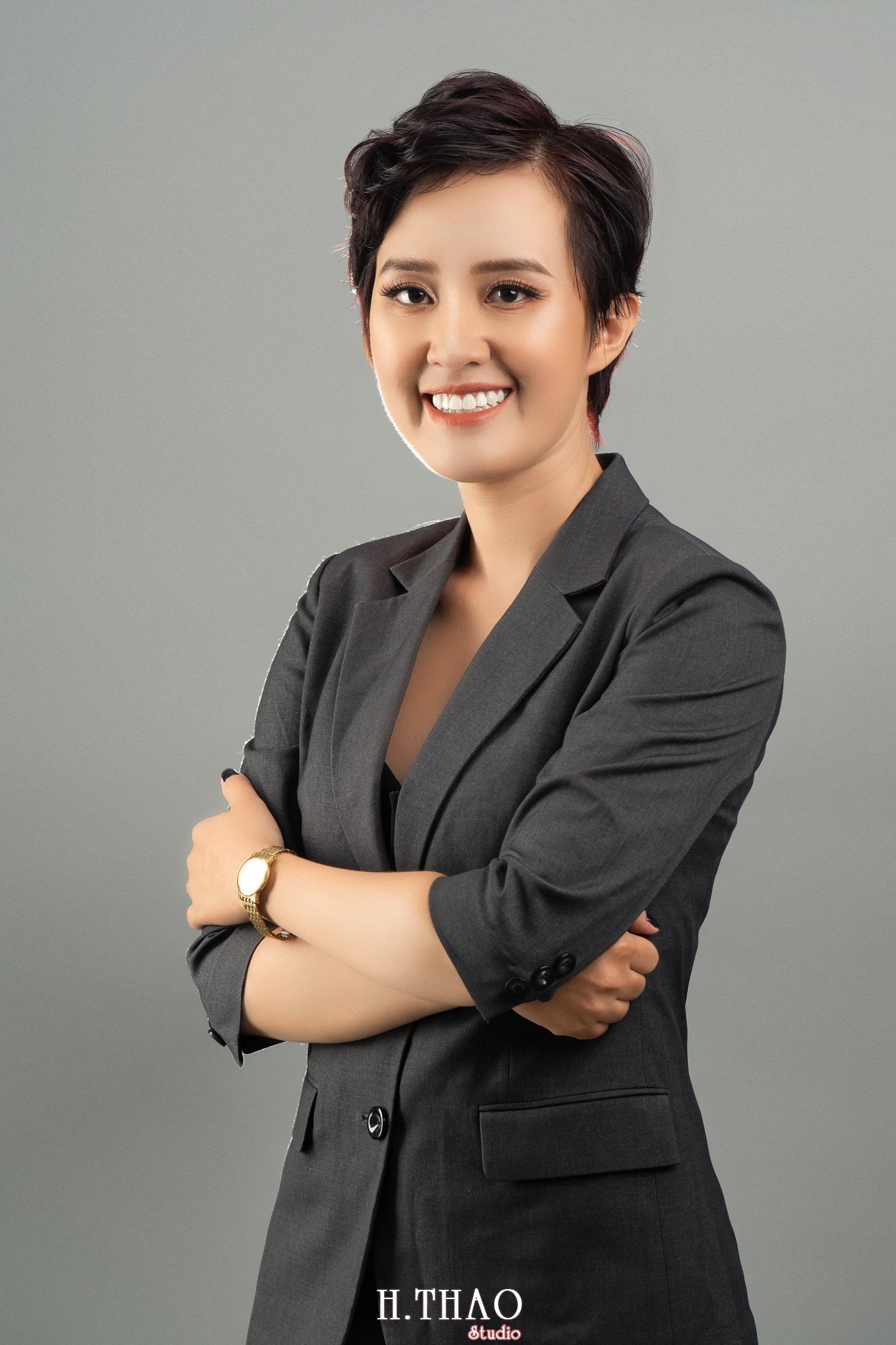 Chi Kim Chi 10 min - 35 cách tạo dáng chụp ảnh doanh nhân chuyên nghiệp - HThao Studio