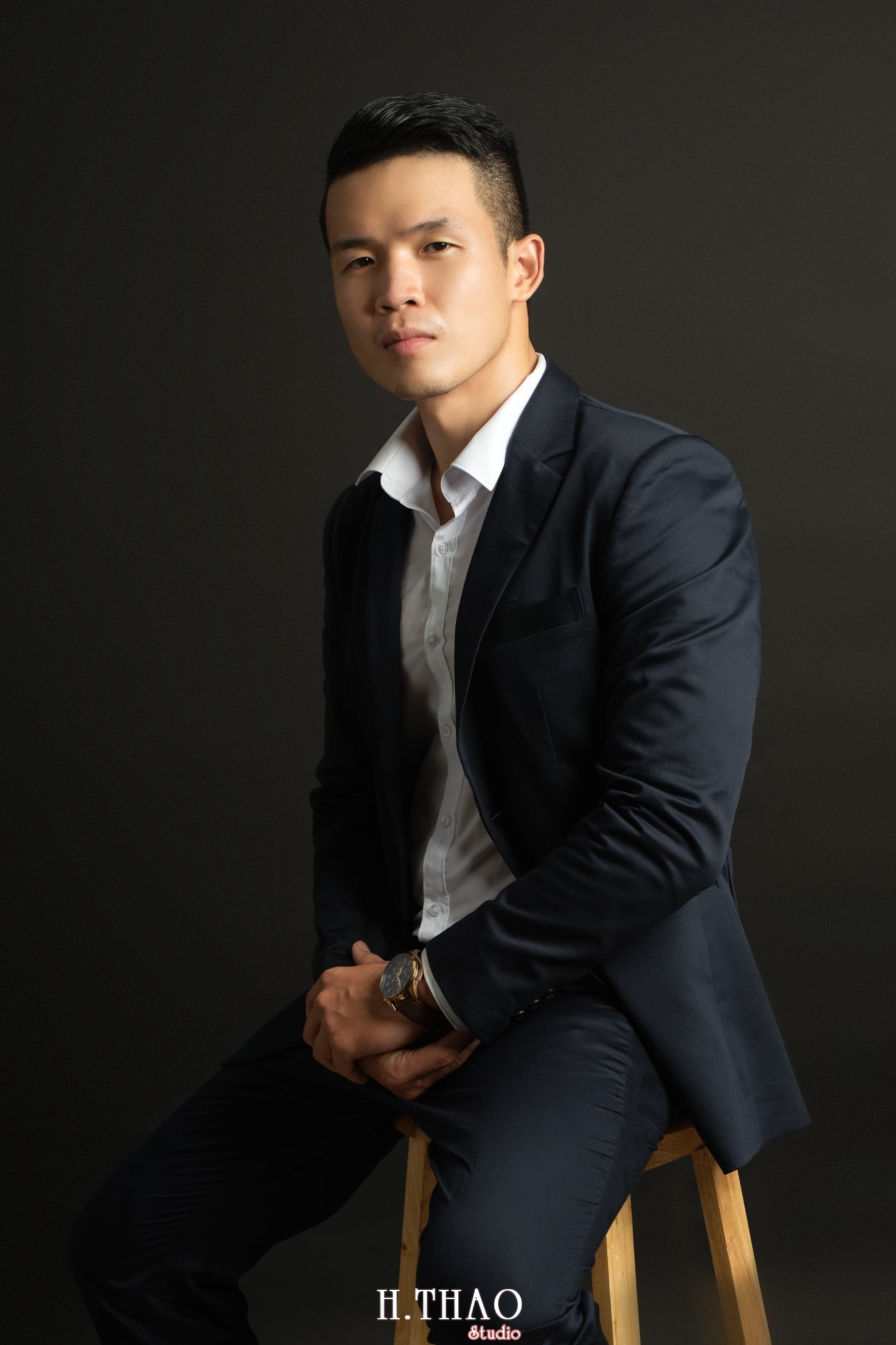 Giam doc Hoang 1 - 35 cách tạo dáng chụp ảnh doanh nhân chuyên nghiệp - HThao Studio