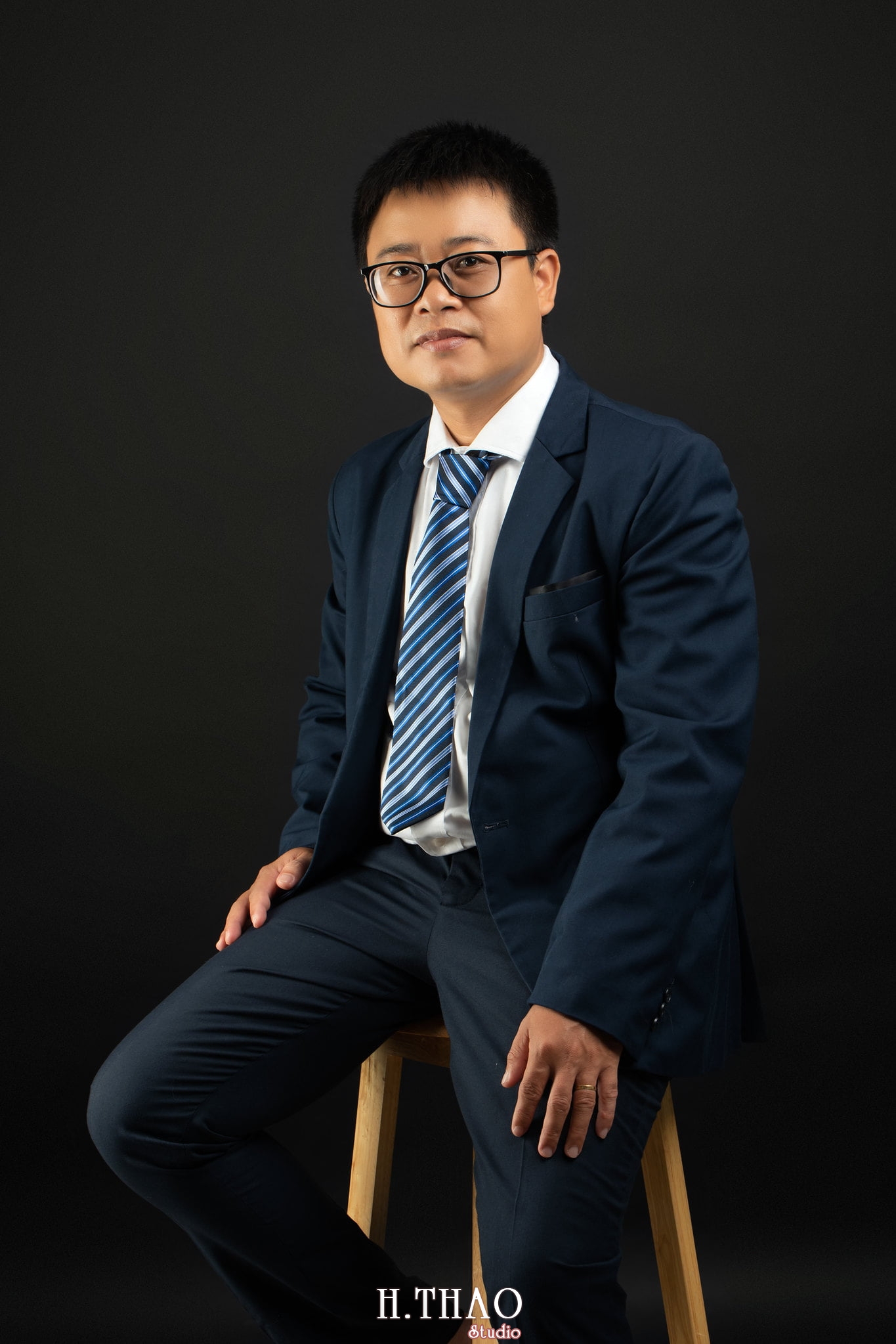 Giam doc Hoang 2 - 35 cách tạo dáng chụp ảnh doanh nhân chuyên nghiệp - HThao Studio