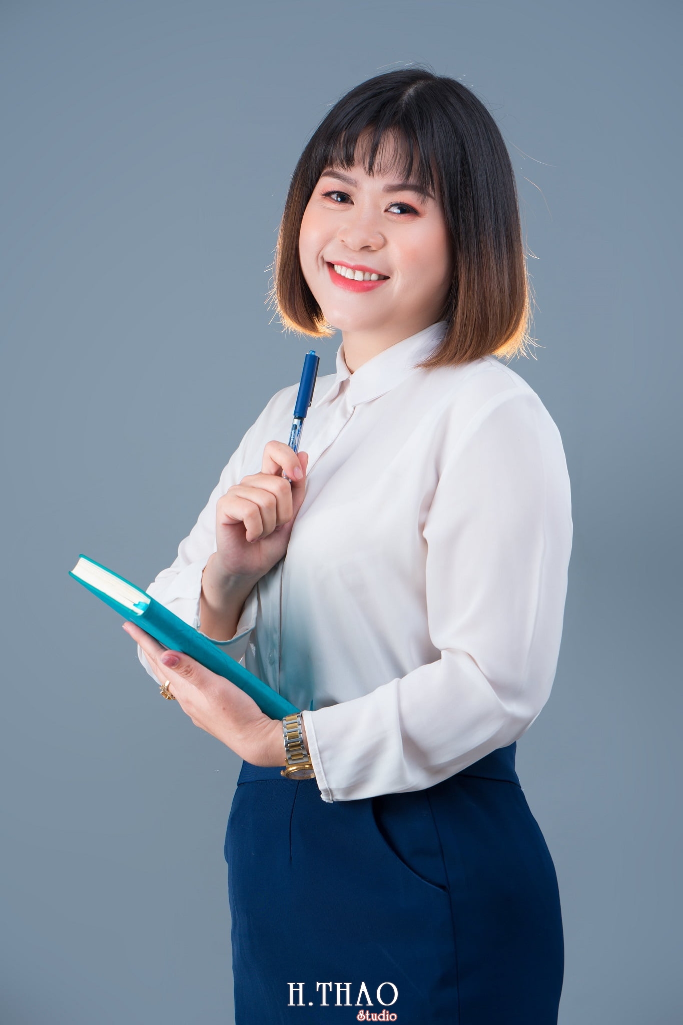 Anh giang vien dai hoc 6 - 35 cách tạo dáng chụp ảnh doanh nhân chuyên nghiệp - HThao Studio