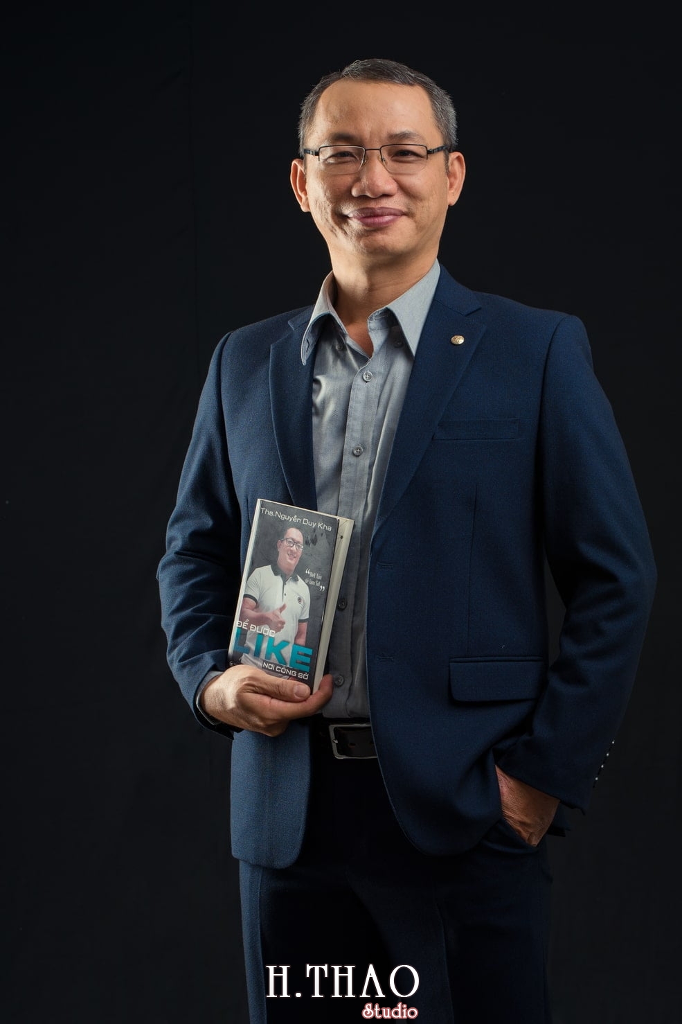 chan dung nu 10 - 35 cách tạo dáng chụp ảnh doanh nhân chuyên nghiệp - HThao Studio