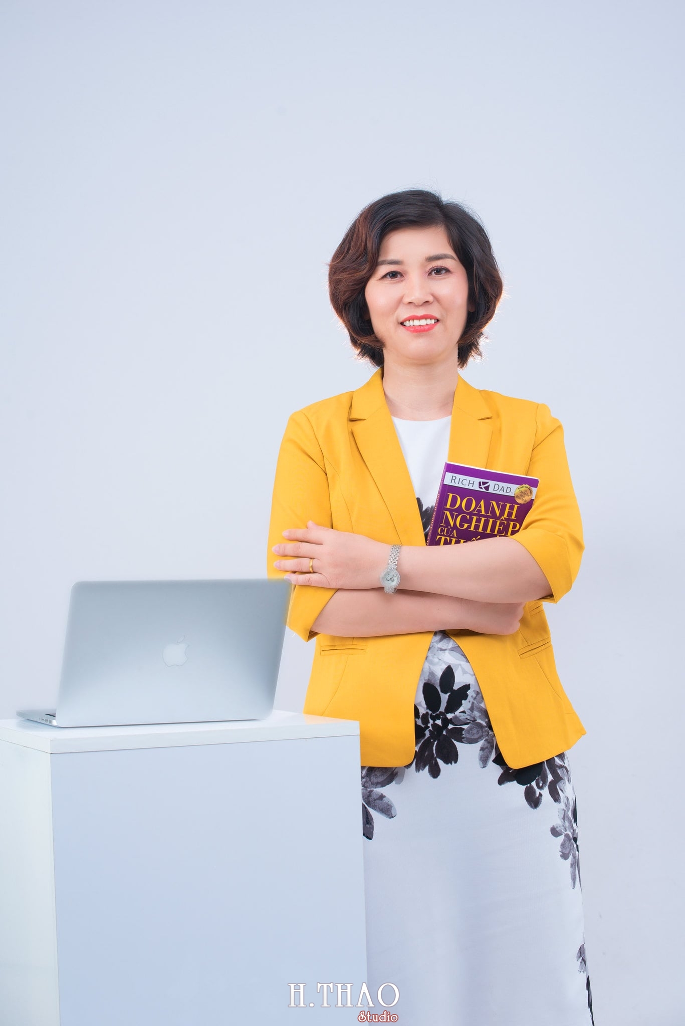 chan dung nu 6 - 35 cách tạo dáng chụp ảnh doanh nhân chuyên nghiệp - HThao Studio