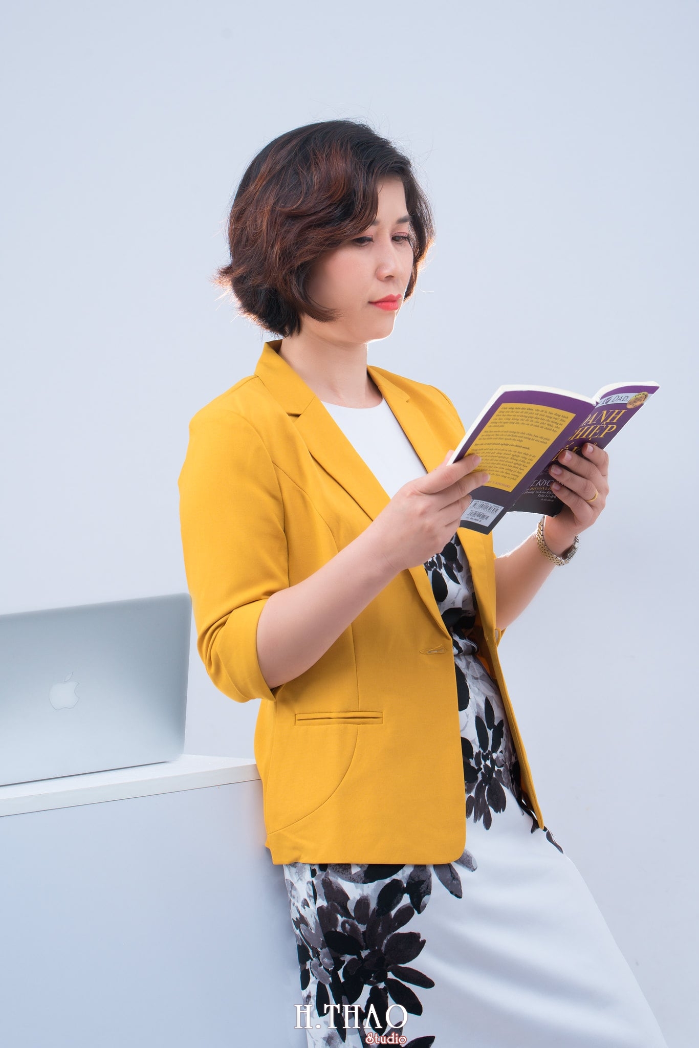 chan dung nu 11 - 35 cách tạo dáng chụp ảnh doanh nhân chuyên nghiệp - HThao Studio