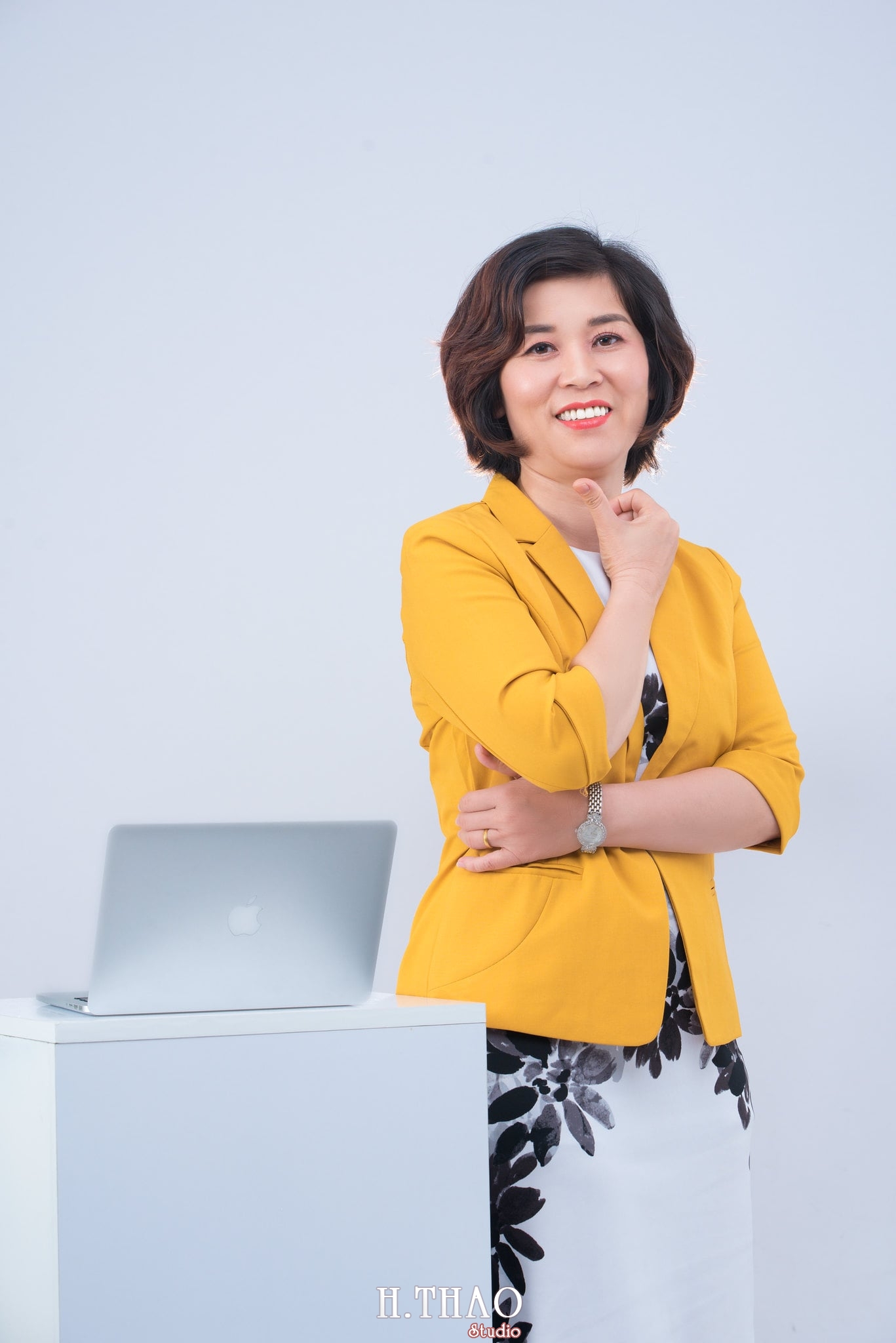 Chi Kim Chi 7 min - 35 cách tạo dáng chụp ảnh doanh nhân chuyên nghiệp - HThao Studio