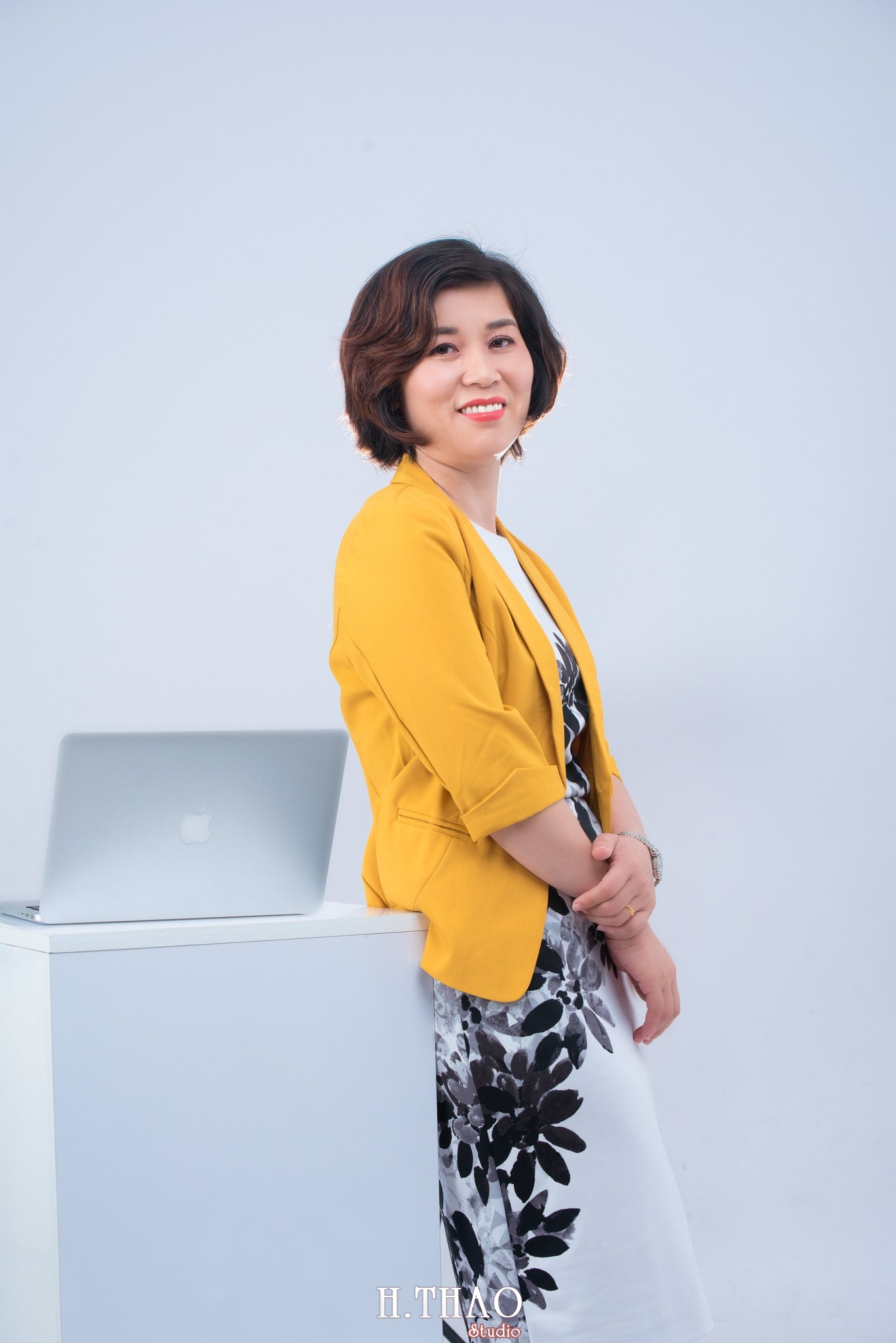 Chi Kim Chi 9 min - 35 cách tạo dáng chụp ảnh doanh nhân chuyên nghiệp - HThao Studio