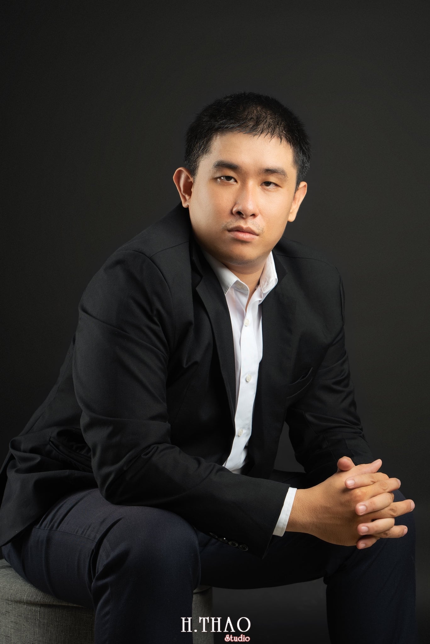 %E1%BA%A2nh chu%E1%BA%A9n phong c%C3%A1ch doanh nh%C3%A2n - 35 cách tạo dáng chụp ảnh doanh nhân chuyên nghiệp - HThao Studio