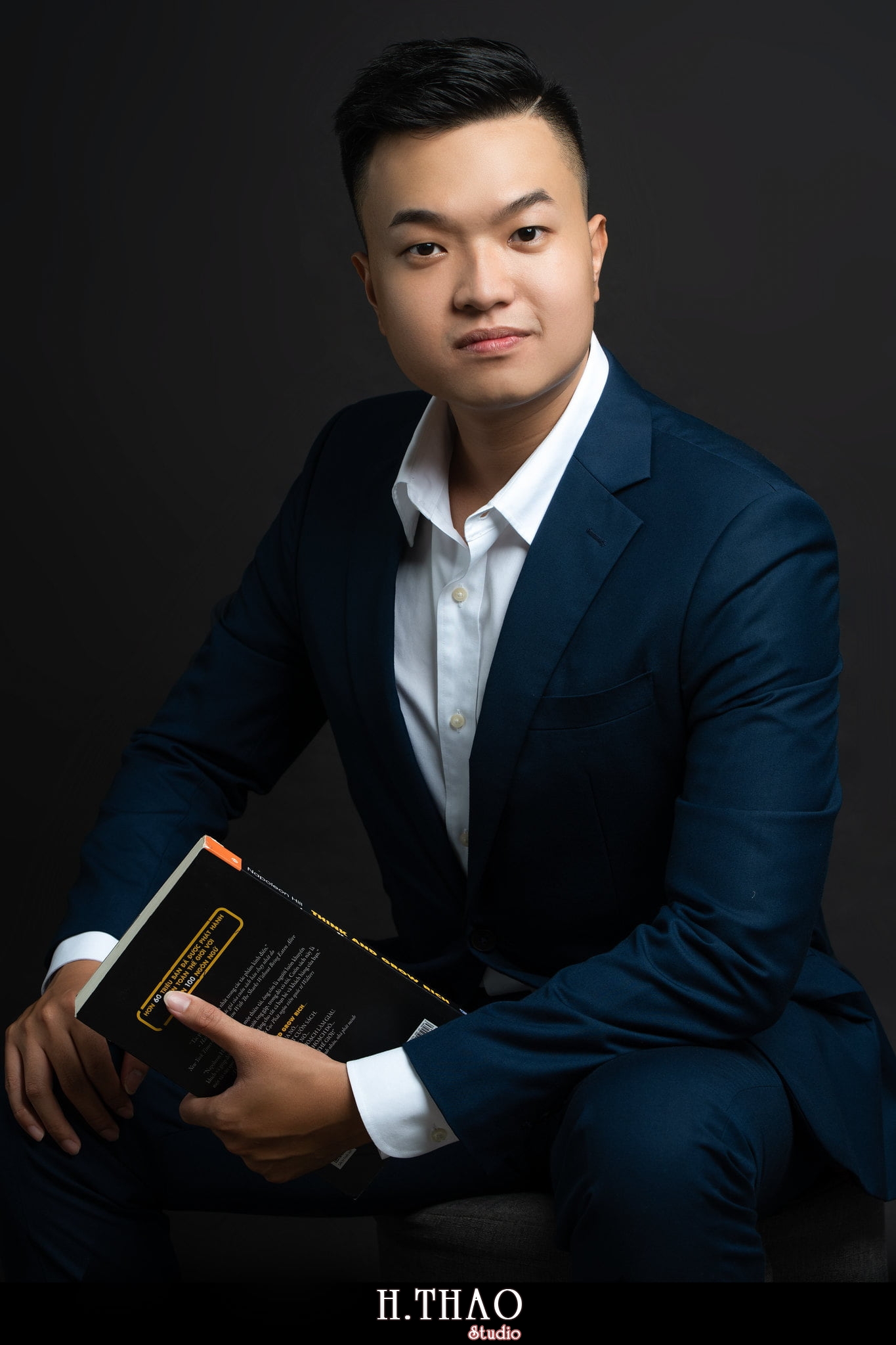 Anh giang vien dai hoc 10 - 35 cách tạo dáng chụp ảnh doanh nhân chuyên nghiệp - HThao Studio
