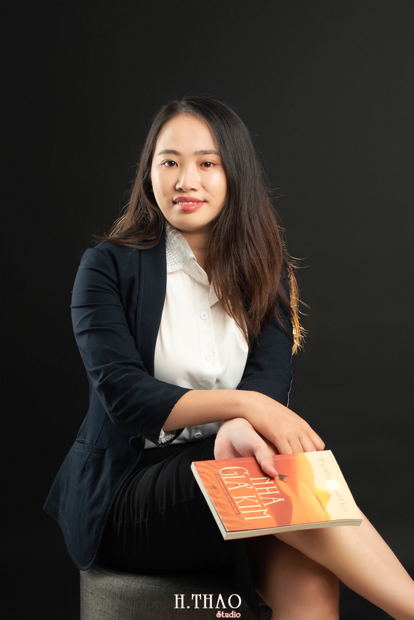 Chi Kim Chi 6 min - 35 cách tạo dáng chụp ảnh doanh nhân chuyên nghiệp - HThao Studio