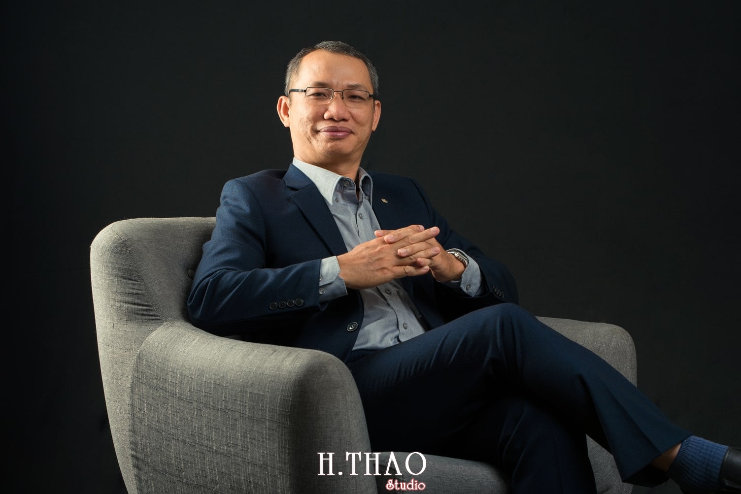 Chi Kim Chi 5 min - 35 cách tạo dáng chụp ảnh doanh nhân chuyên nghiệp - HThao Studio