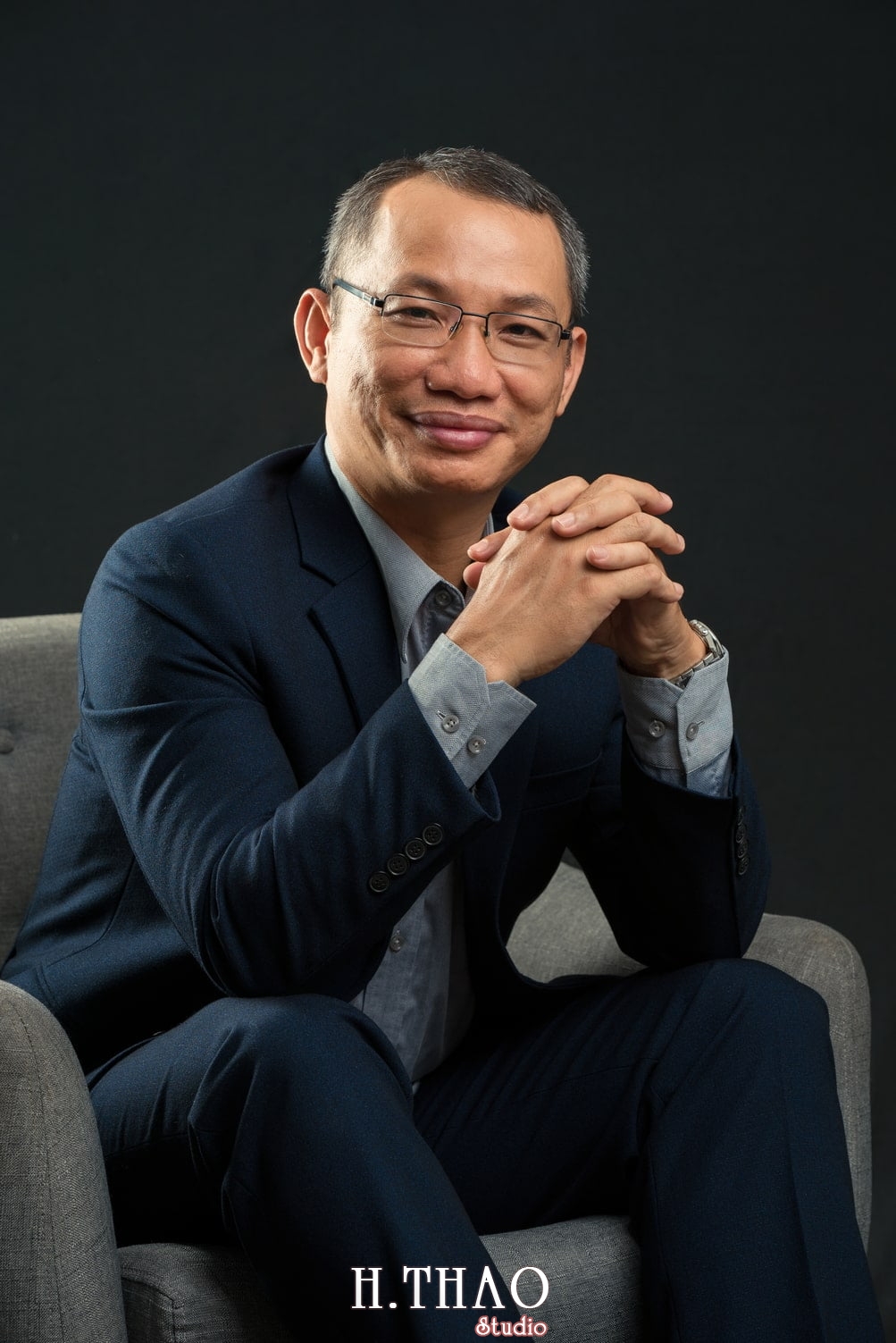 Chi Kim Chi 12 min - 35 cách tạo dáng chụp ảnh doanh nhân chuyên nghiệp - HThao Studio