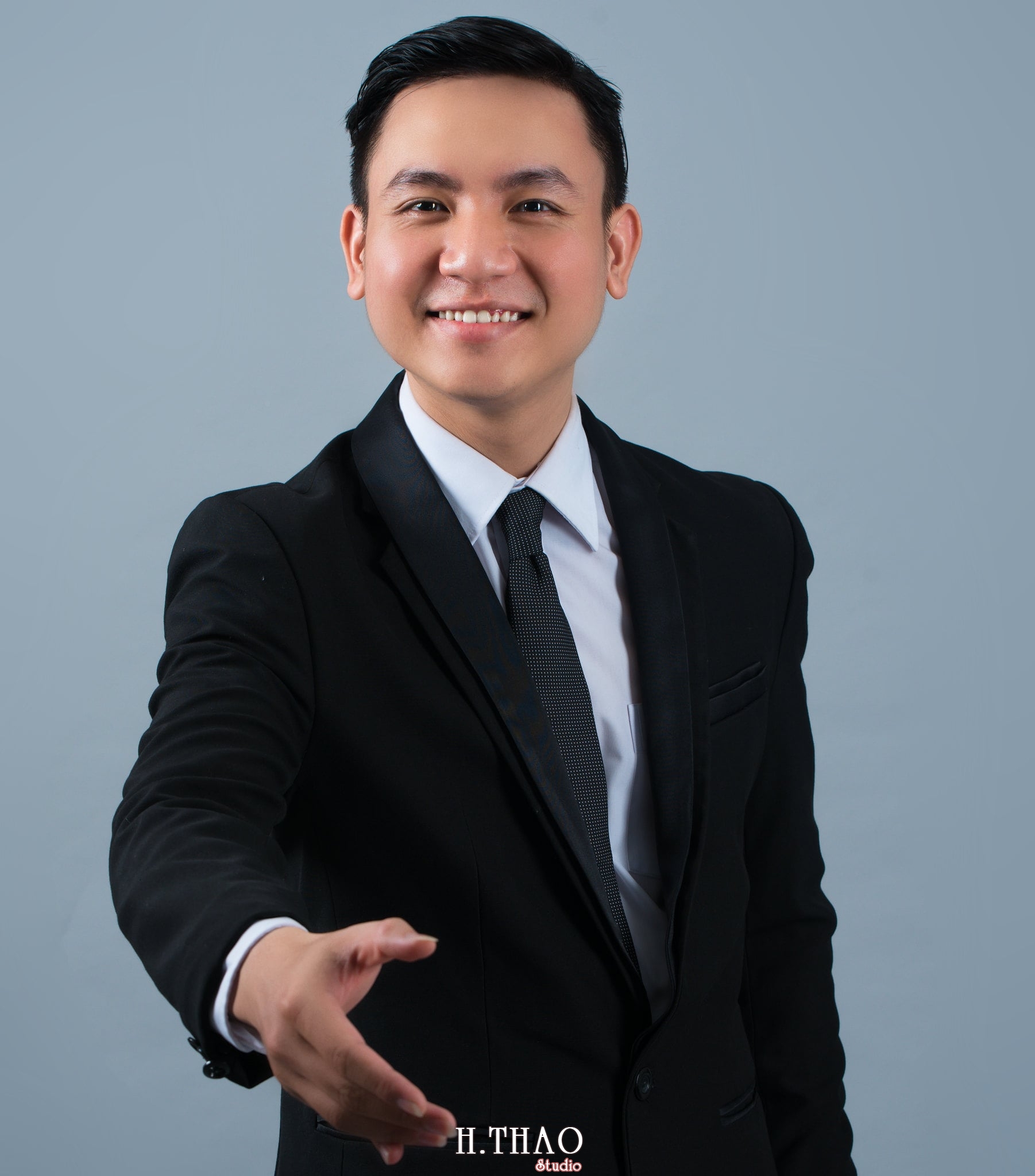 Anh giang vien dai hoc 5 - 35 cách tạo dáng chụp ảnh doanh nhân chuyên nghiệp - HThao Studio