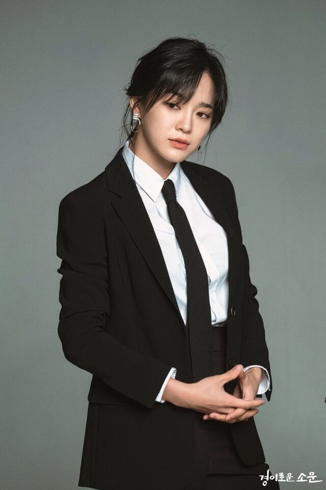 Ảnh doanh nhân nữ mặc vest phong cách châu Âu hiện đại