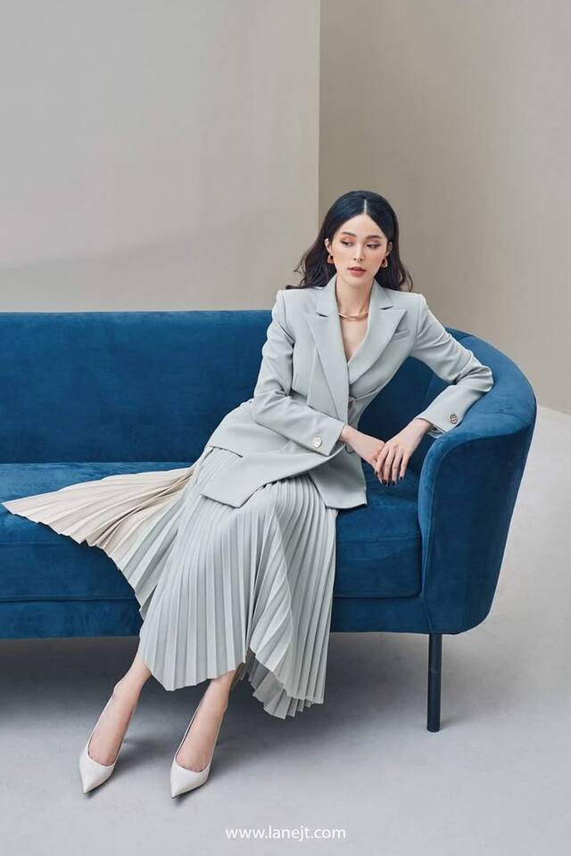 Ảnh nữ doanh nhân mặc váy khi họp, làm việc