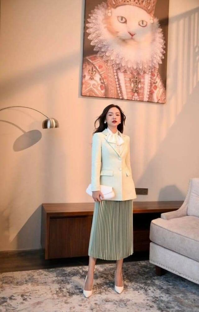 Ảnh doanh nhân nữ mặc váy thanh lịch, nữ tính