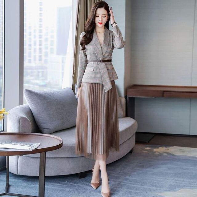 Hình doanh nhân nữ mặc váy kết hợp phụ kiện thời trang