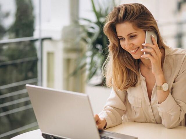 Ảnh doanh nhân thành đạt nữ cầm cúp, bằng khen