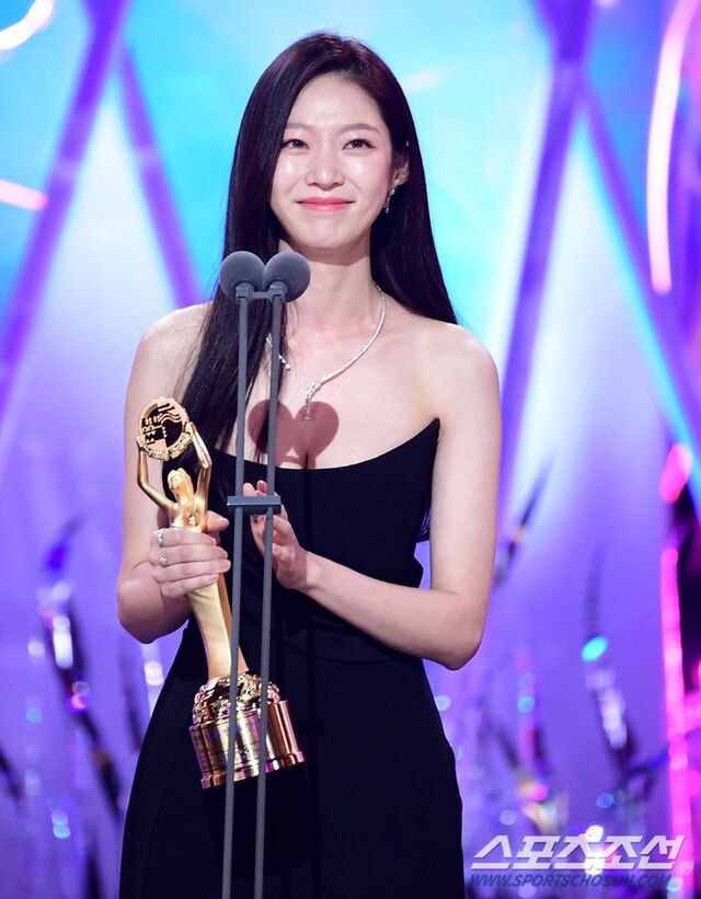 Hình doanh nhân nữ kiểu “boss lady” ánh mắt mạnh mẽ