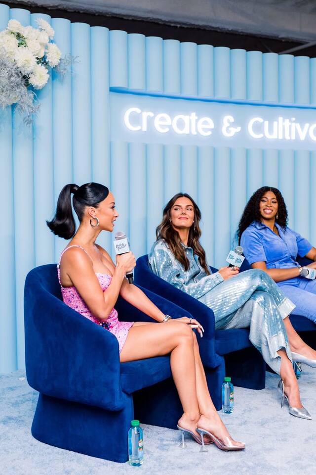 Ảnh doanh nhân nữ đẹp trong không gian sang trọng