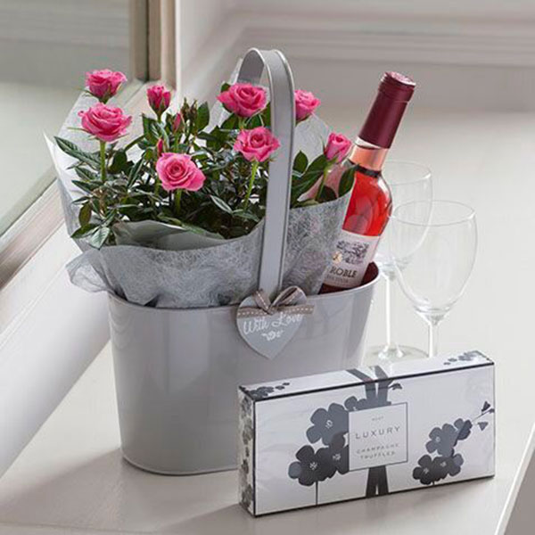 Lẵng hoa đầy tinh tế cùng rượu