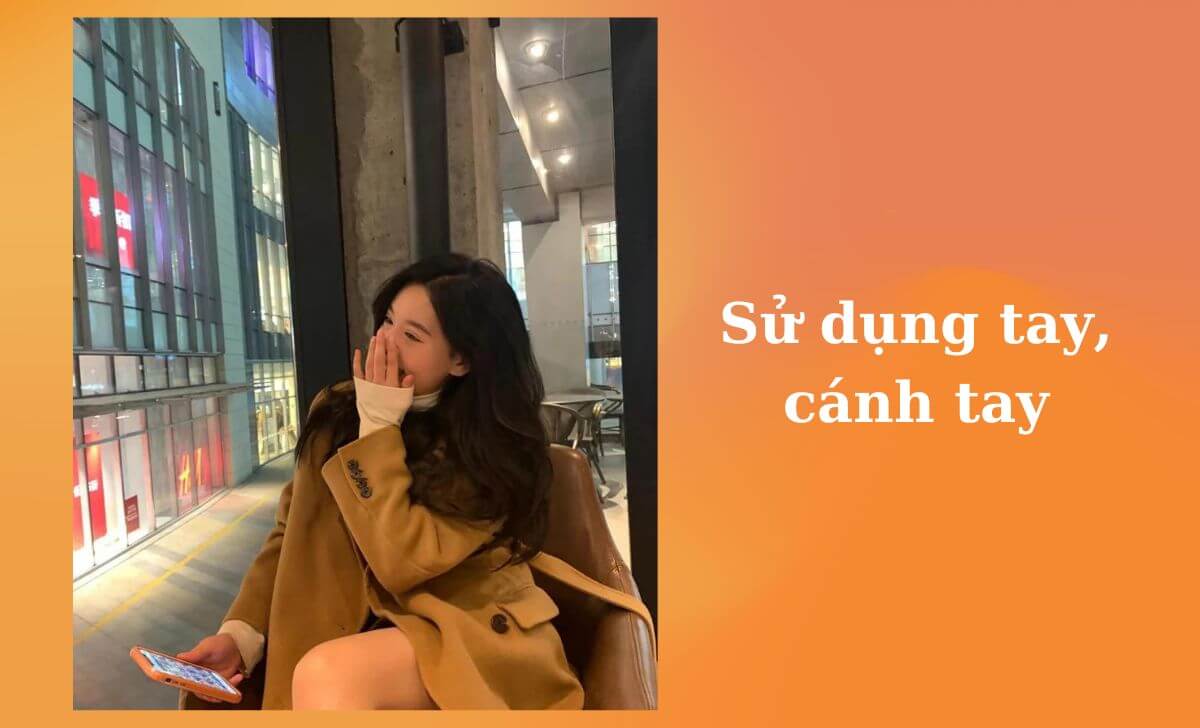 Dùng tay để che đi một phần khuôn mặt