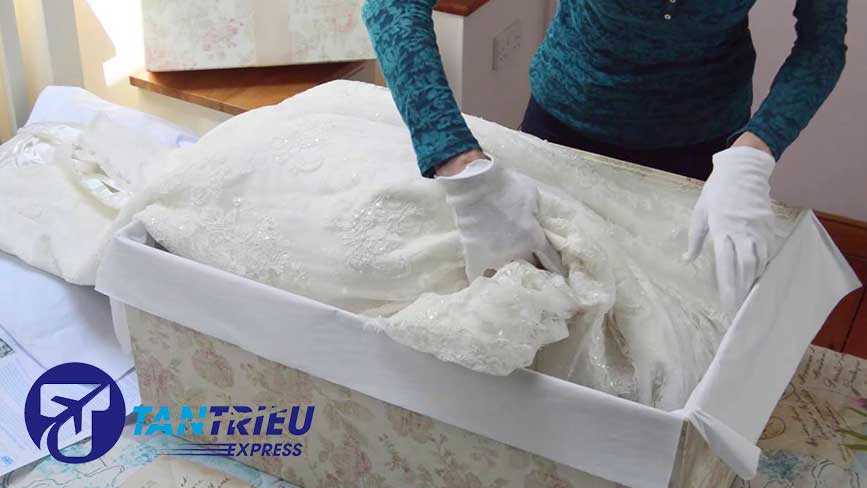 Dịch vụ gửi váy cưới, album, hình ảnh, thiệp cưới đi Mỹ  - Tân Triều Express