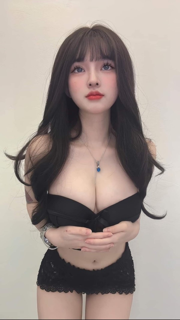 Ảnh gái mặc bikini màu đen hở vú