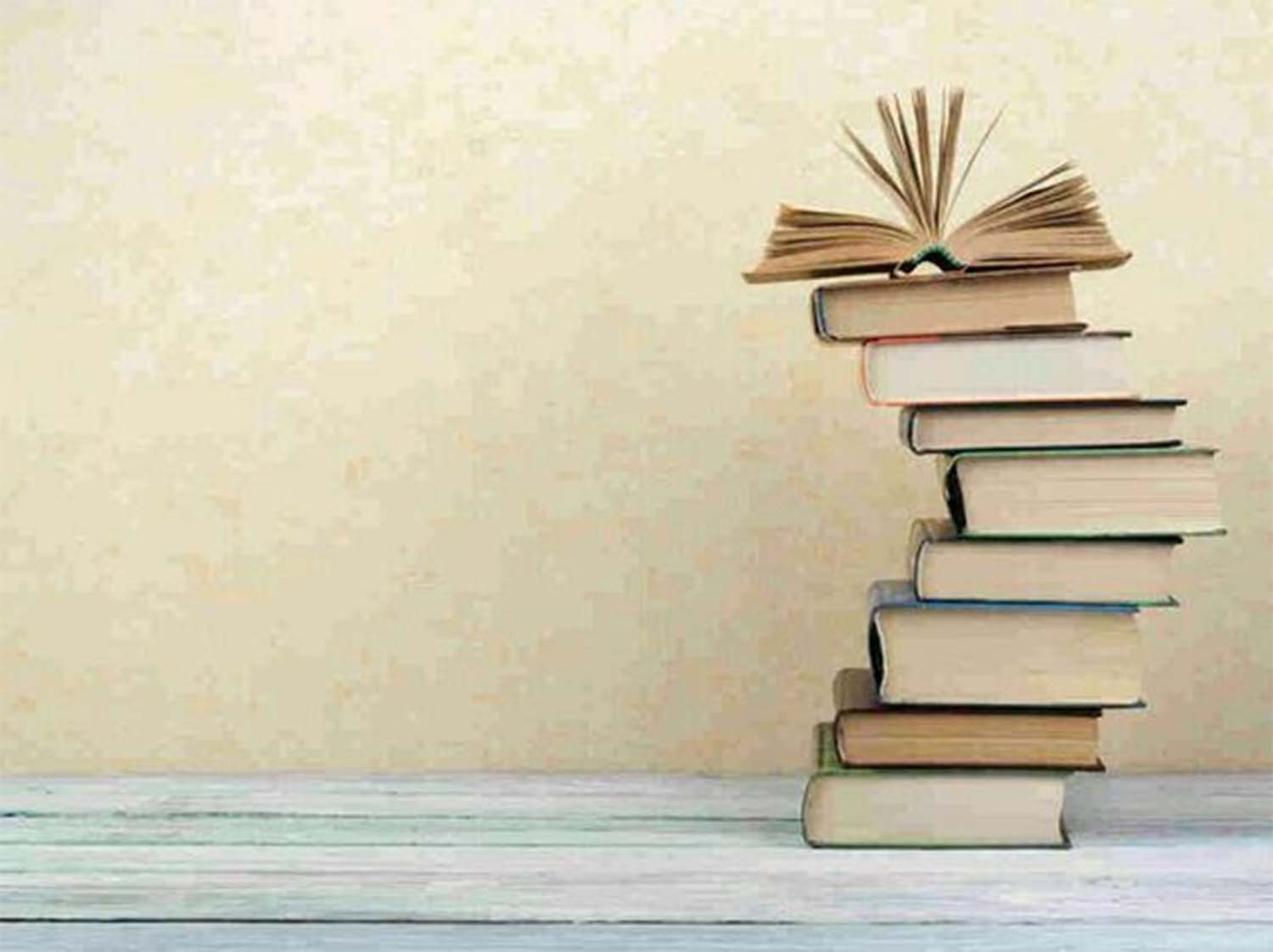 Hình nền Powerpoint Rung Chuông Vàng chồng sách vở