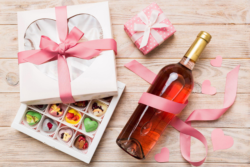 Alt: Rượu vang hồng và socola dành cho quà gặp mặt đầu tiên.