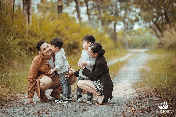 chup anh gia dinh 4 nguoi