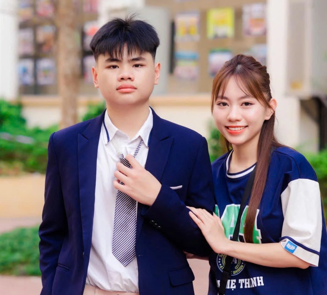 Mẹ 40 tuổi ở Hà Nội chụp ảnh cùng con trai gây sốt vì trẻ như bạn cùng lớp - 1