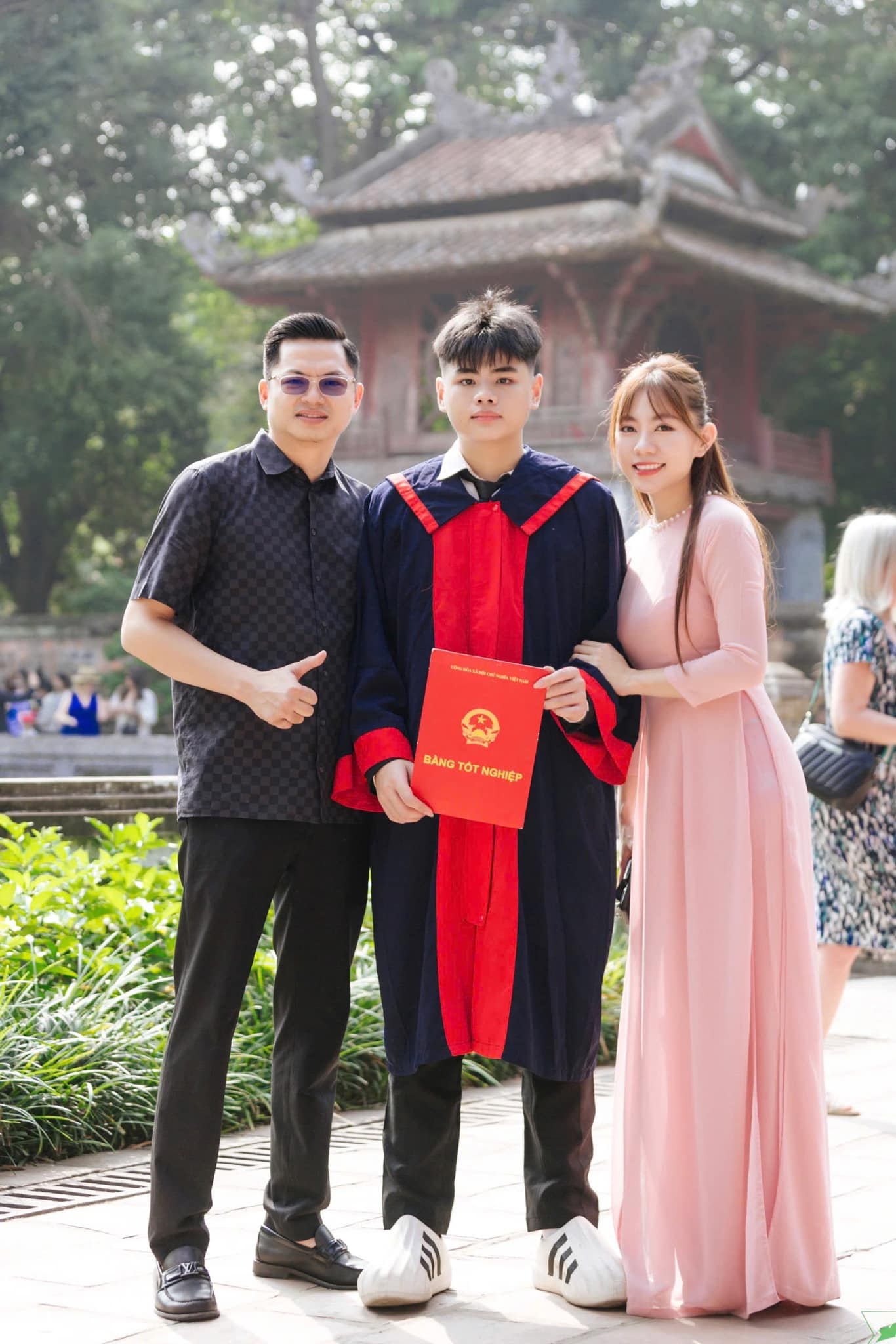 Mẹ 40 tuổi ở Hà Nội chụp ảnh cùng con trai gây sốt vì trẻ như bạn cùng lớp - 3