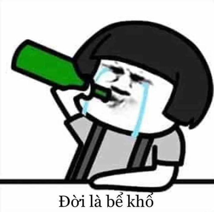 Meme buồn mèo con ôm gấu bông khóc thầm lặng