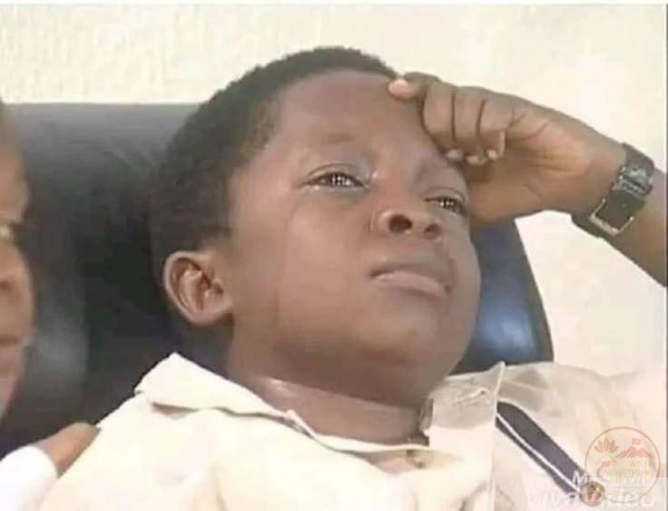 Một ảnh chế khóc gục ngã ngộ nghĩnh, khiến người xem vừa thương vừa bật cười