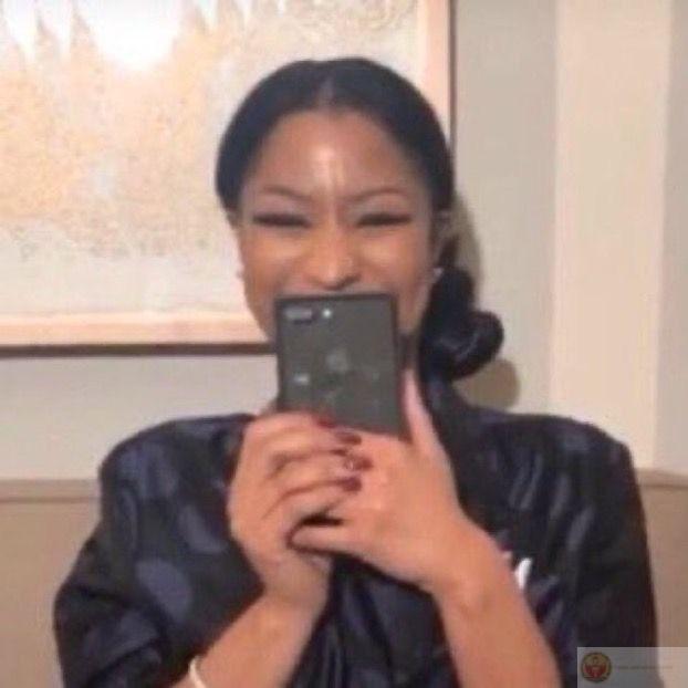 Cười như thể ngày mai không còn tiếng cười