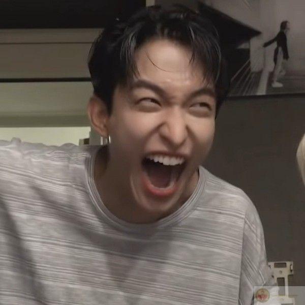 Cười xong nước mắt chảy, không biết do vui hay buồn