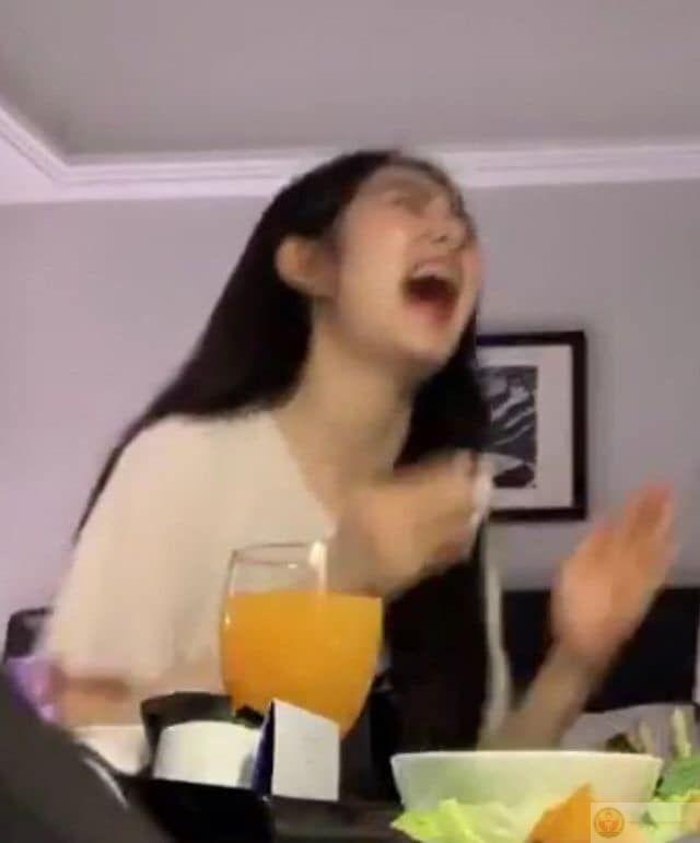 Một cú cười thôi mà lấy lại cả buổi sáng