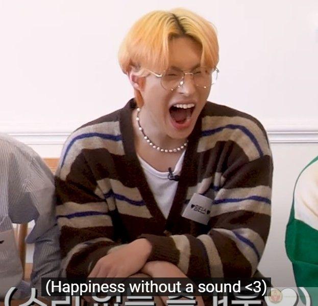 Lúc không biết làm gì thì cười cái đã