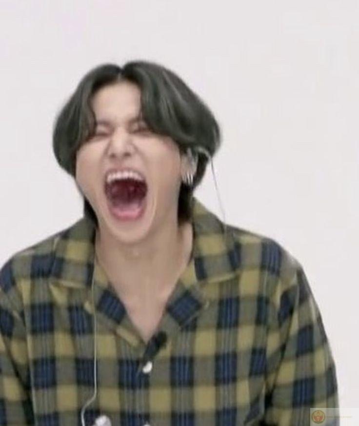 Thở ra bằng mũi vì buồn cười không kịp