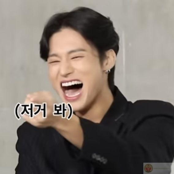 Cứ lỡ đọc một dòng là cười cả buổi