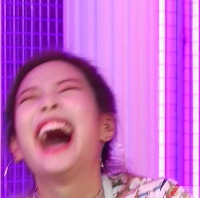 Cười đến lệ rơi, ai tưởng đang thất tình