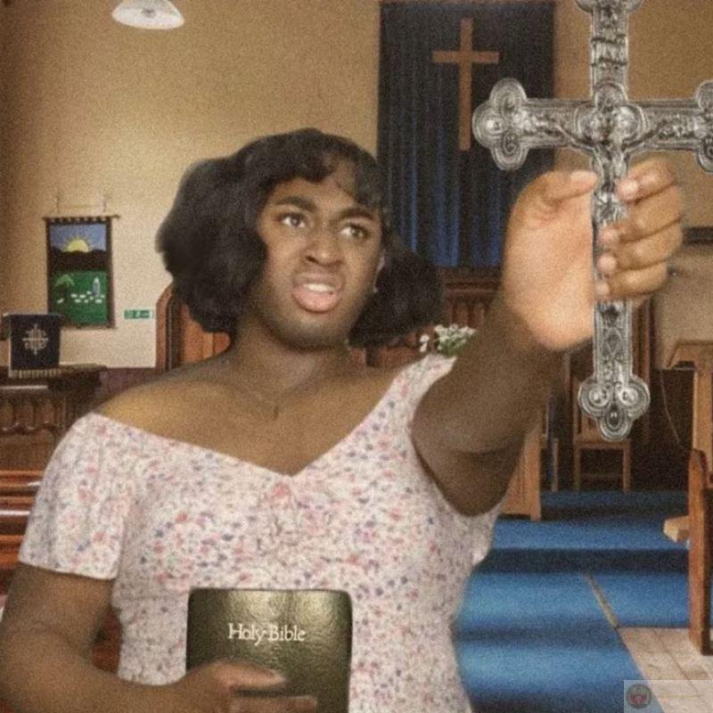 Cảm giác bị ám chỉ, vội giơ thánh giá ra