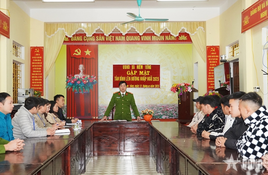 Huyện Mèo Vạc (Hà Giang) gặp mặt, tặng quà, động viên thanh niên nhập ngũ