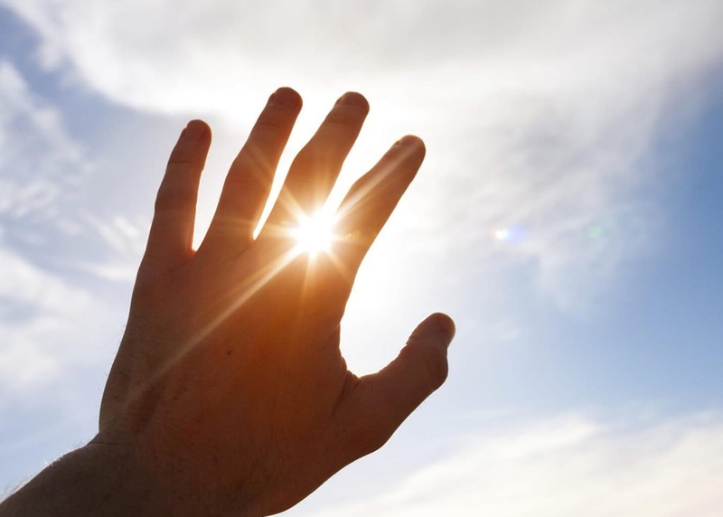 Bật mí lợi ích của ánh nắng mặt trời và cách tắm nắng an toàn