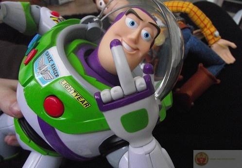 Ngón tay thối meme được ưa chuộng vì phong cách châm biếm mạnh mẽ nhưng vui