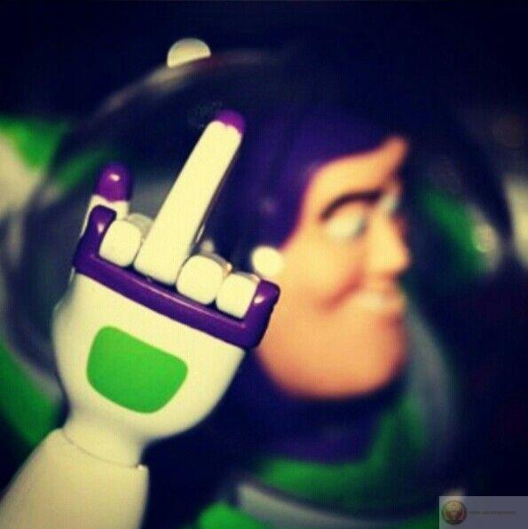 Ảnh ngón tay giữa meme thường xuyên xuất hiện trong các bài viết hài hước