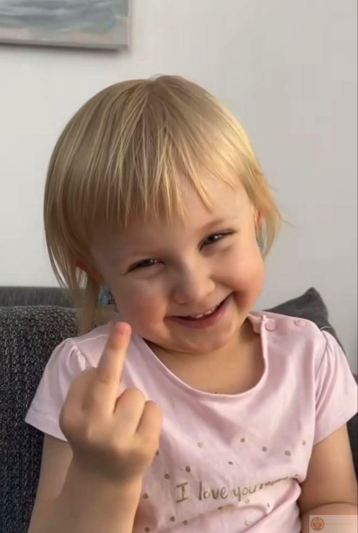 Hình ảnh ngón tay giữa meme thể hiện sự thẳng thắn hài hước của văn hóa chế