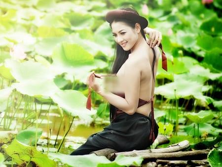 Người đẹp “nude để thiền” nói gì khi mặc áo yếm chụp ảnh phản cảm ở hồ sen?