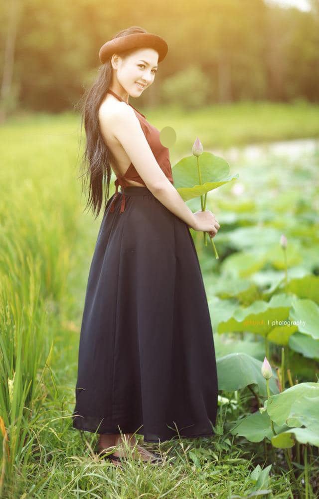 Người đẹp “nude để thiền” nói gì khi mặc áo yếm chụp ảnh phản cảm ở hồ sen?