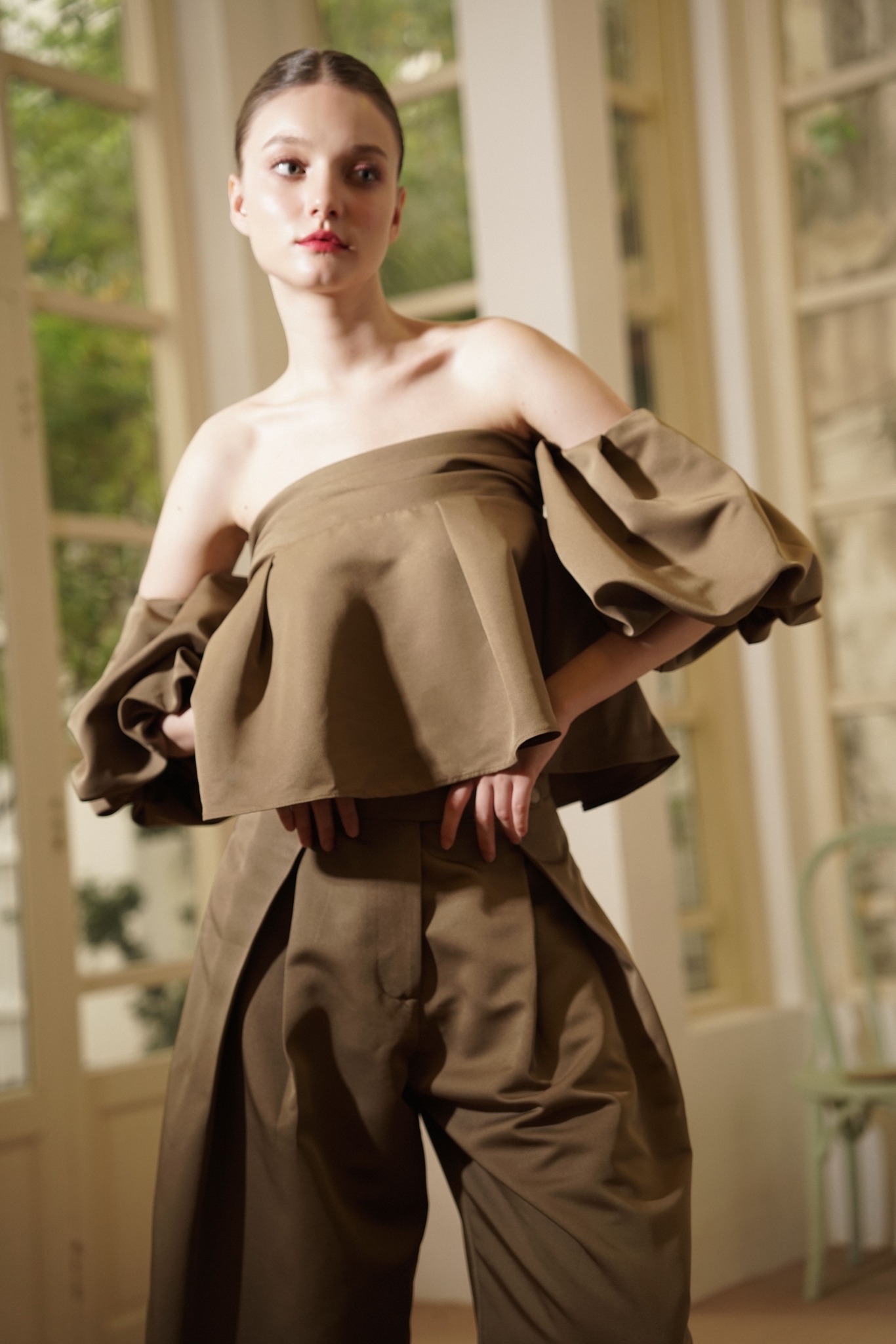 Áo trễ vai mix cùng quần suông vừa sexy vừa khí chất.