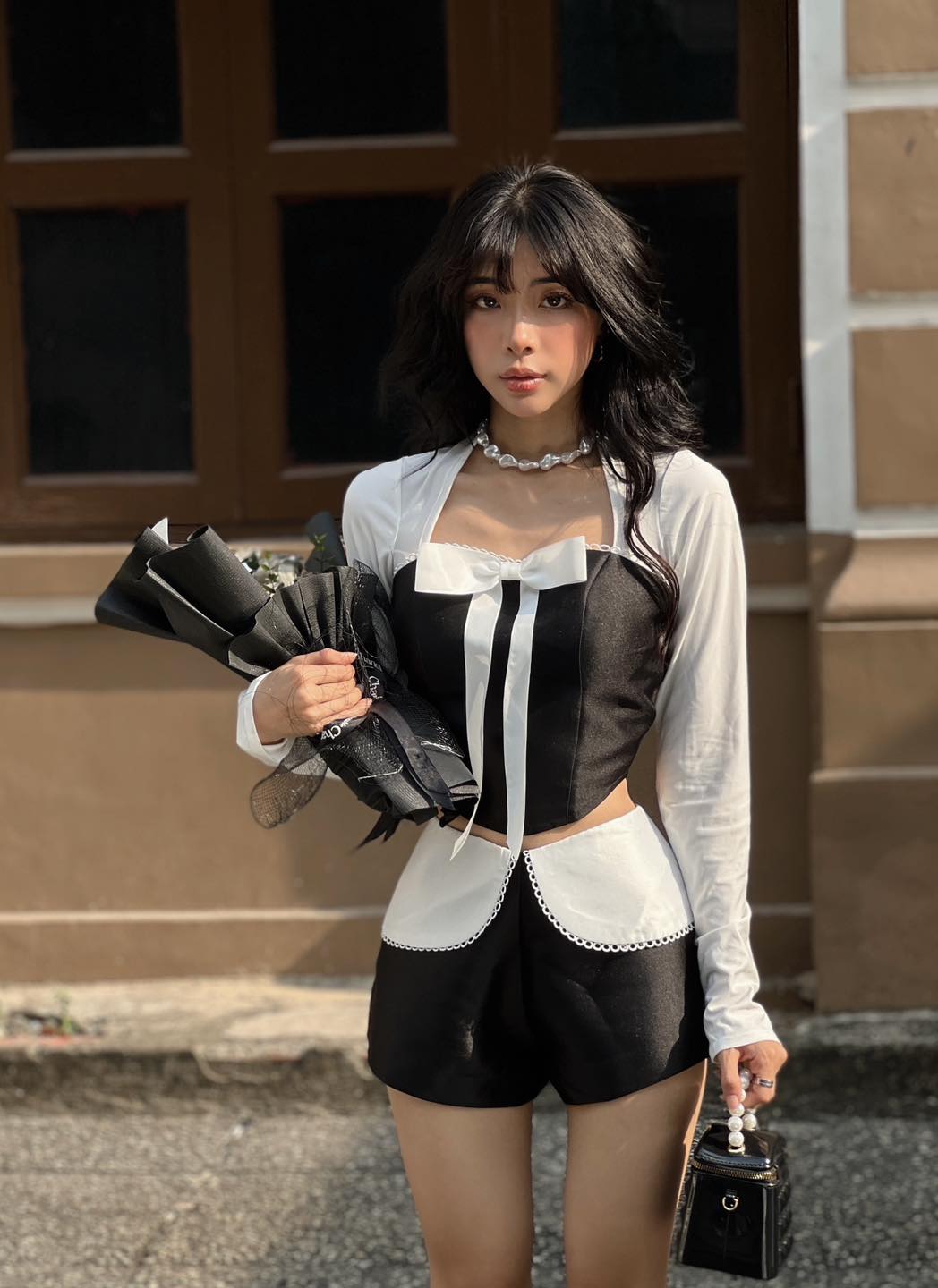 Bộ áo kiểu và quần tafta tôn dáng.